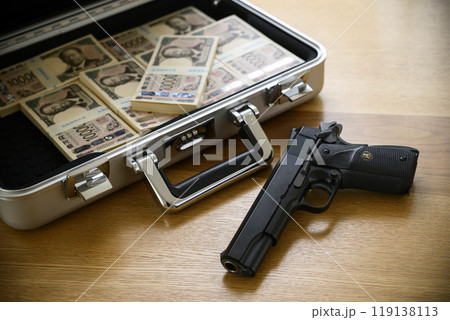 銃とアタッシュケースに入れられた札束 銃とアタッシュケースに入れられた札束 119138113