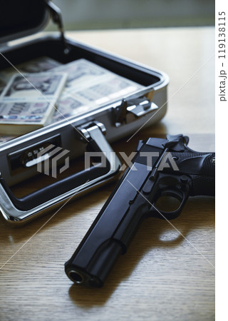 銃とアタッシュケースに入れられた札束 銃とアタッシュケースに入れられた札束 119138115