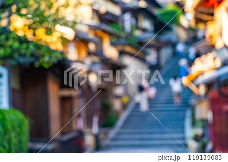 日本家屋のぼかし背景 京都の街並みの合成用背景 ピンボケ画像 日本家屋のぼかし背景 京都の街並みの合成用背景 ピンボケ画像 119139083