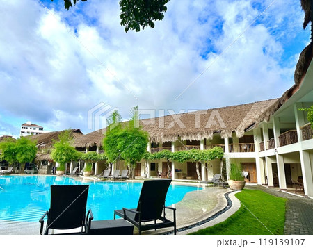 リゾートホテルのプールサイド リゾートホテルのプールサイド 119139107