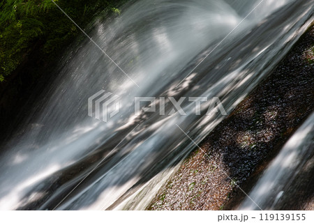 清流が流れる美しい滝 119139155