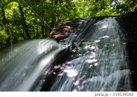 清流が流れる美しい滝 清流が流れる美しい滝 119139162
