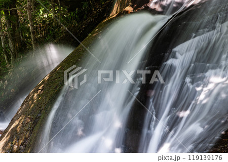 清流が流れる美しい滝 119139176