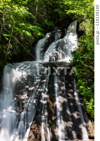 清流が流れる美しい滝 119139180