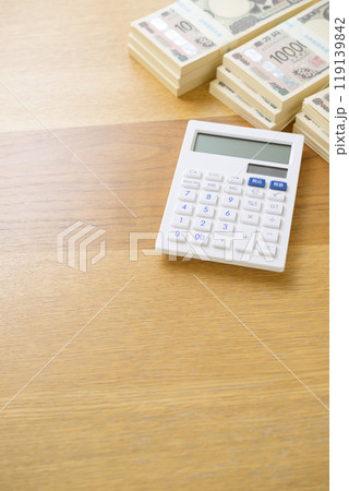机に置かれた札束と電卓（新紙幣バージョン） 119139842