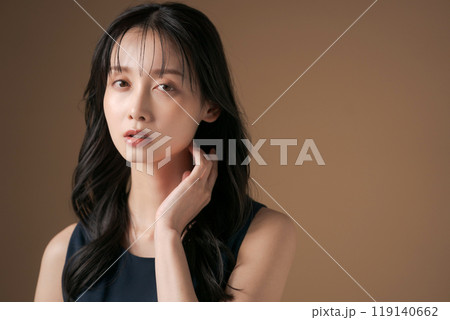 ロングヘアの20代女性ポートレート ロングヘアの20代女性ポートレート 119140662