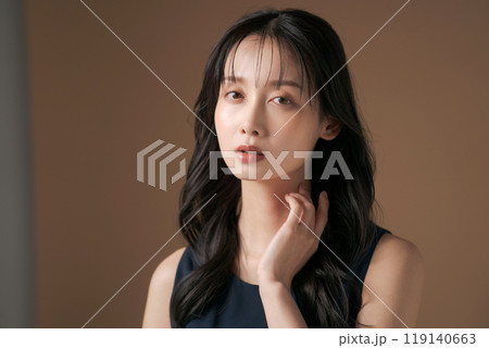 ロングヘアの20代女性ポートレート ロングヘアの20代女性ポートレート 119140663