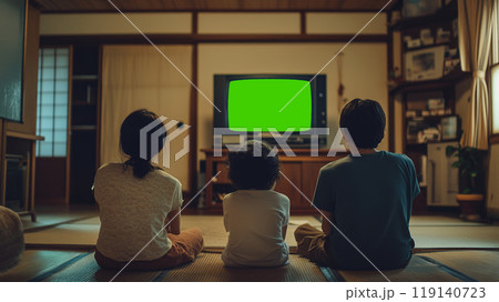 レトロなテレビを観る家族 119140723