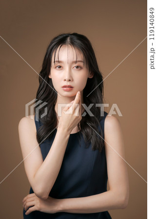 ロングヘアの20代女性ポートレート 119140849