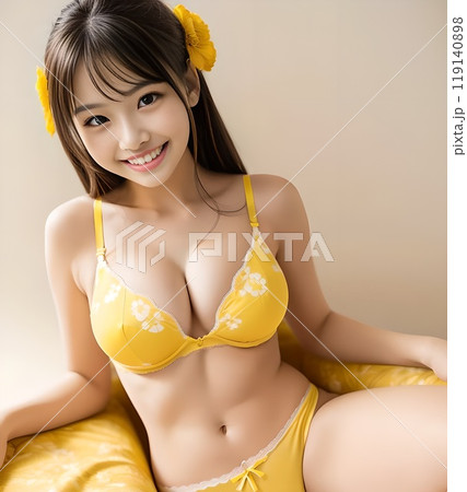 ソファーに肘を付いて座る黄色の髪飾りを付けた下着の女性 119140898