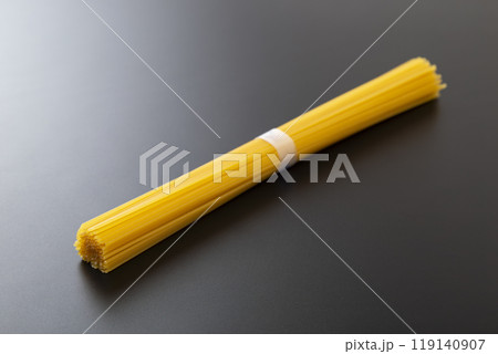 黒背景にスパゲッティーニ 119140907