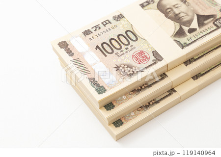 白背景に一万円の札束 119140964