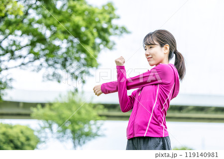 公園でストレッチをする若い女性 119140981