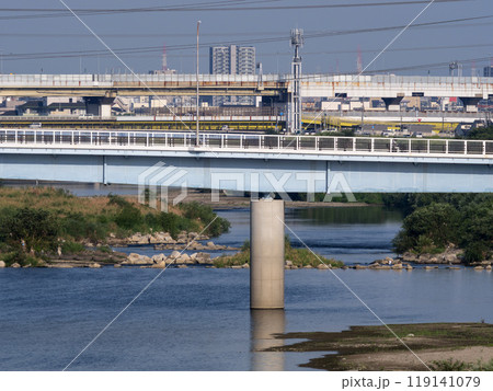 大阪市内を流れる大和川と橋の風景 大阪市内を流れる大和川と橋の風景 119141079