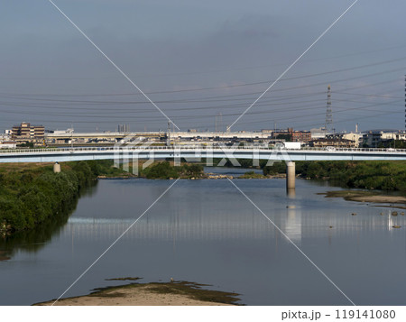 大阪市内を流れる大和川と橋の風景 大阪市内を流れる大和川と橋の風景 119141080