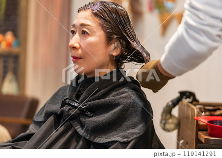 beauty parlor 119141291