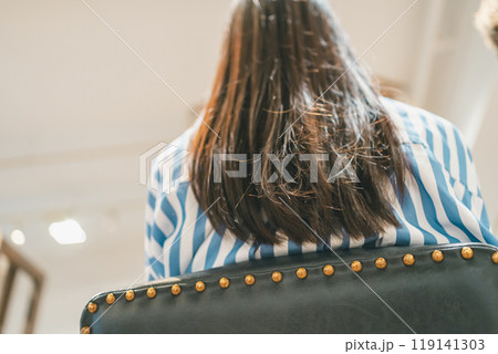 美容院に来店されたロングヘアの若い女性の後ろ姿 119141303