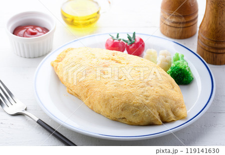 ケチャップをかける前のオムライス 119141630