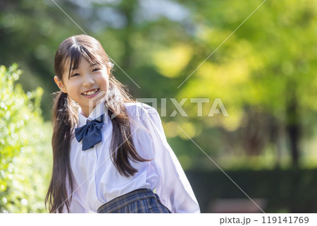 制服を着た笑顔の小学生 119141769