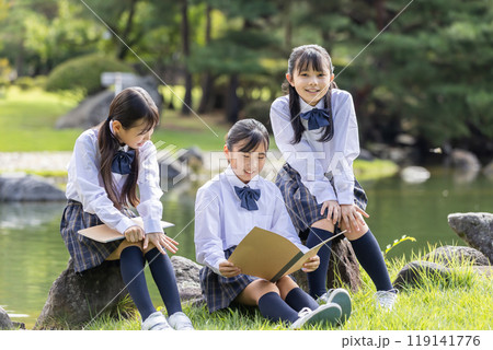 公園で遊ぶ子供達 公園で遊ぶ子供達 119141776