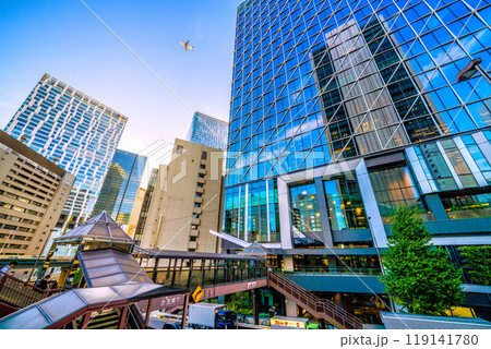 日本の東京都市景観　飛行機…歩道橋のある街。渋谷アクシュなどを望む。左奥は渋谷駅方向＝10月7日 119141780