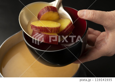 さつま芋の味噌汁をお椀に盛り付ける 119141935