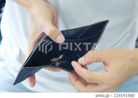 The young man's hand opened his wallet without money. 119141980