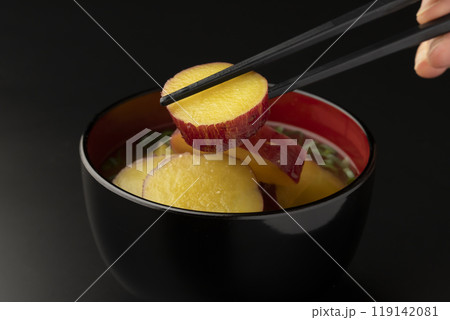 さつま芋の味噌汁　さつまいもを箸で持ち上げる 119142081