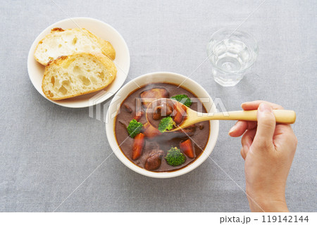 太陽の日が入る明るい部屋で暖かいシチューを食べる 119142144