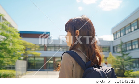 学校の校内に立つ日本人の女子学生 119142323