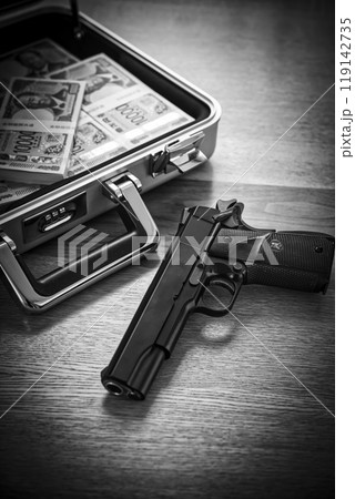 銃とアタッシュケースに入れられた札束 119142735