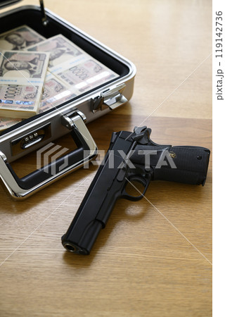 銃とアタッシュケースに入れられた札束 119142736