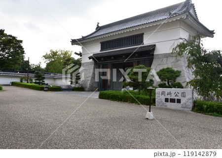 愛知県 岡崎公園の大手門前 愛知県 岡崎公園の大手門前 119142879