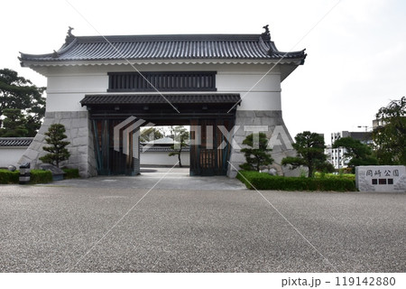 愛知県 岡崎公園の大手門前 愛知県 岡崎公園の大手門前 119142880