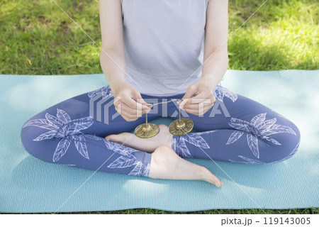 外ヨガでティンシャを使う女性手元　外ヨガイメージ 119143005