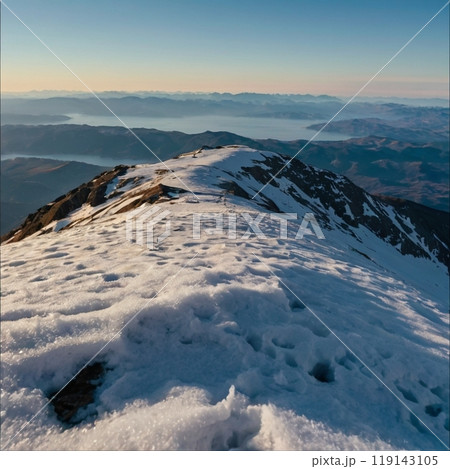 冬の山の頂上から見る雲海と山 119143105