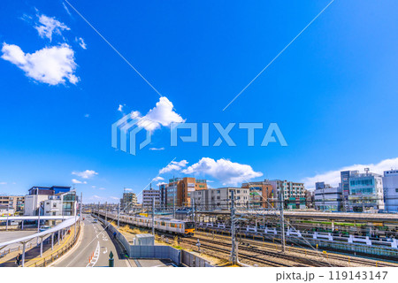 日本の横浜都市景観 長津田駅や電車、長津田駅前などを望む 119143147