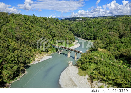 飯田市、天竜川を渡る特急伊那路号 119143559
