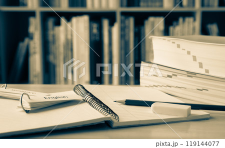 ノートと辞書と単語カードと本棚　本　勉強　学習　教育 119144077