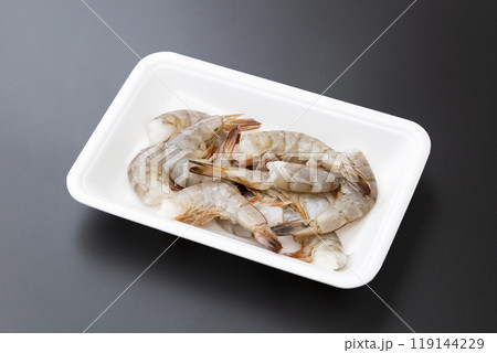 黒背景にバナメイエビ 119144229