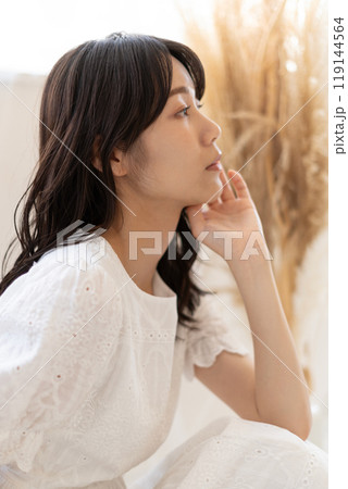 黒髪ロングヘアの若い女性（ビューティーイメージ） 119144564