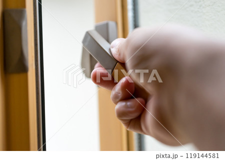 外開き窓を開ける 外開き窓を開ける 119144581