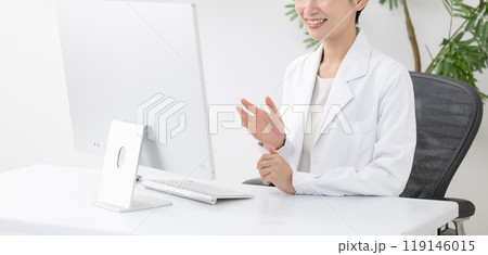 白衣を着た女性 白衣を着た女性 119146015