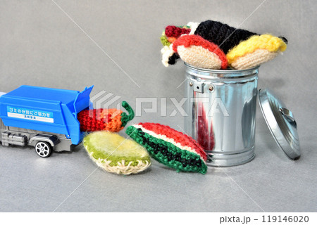食品廃棄、ゴミ箱、ゴミ収集車、フードロスイメージ 119146020
