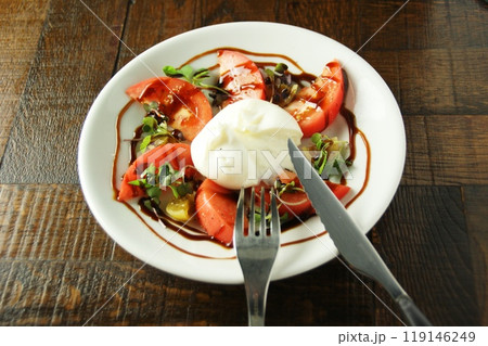 食卓を彩る前菜料理を食べる 119146249