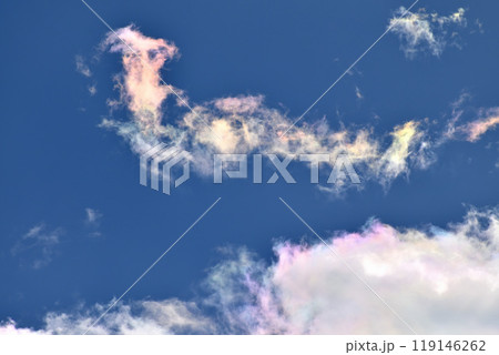 彩雲 虹色の雲と青い空 彩雲 虹色の雲と青い空 119146262