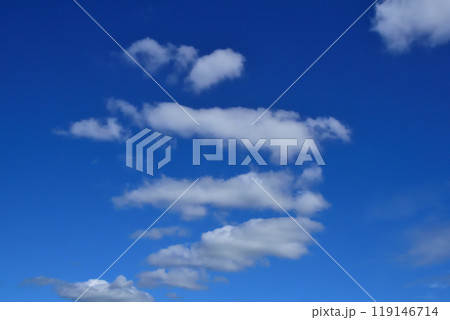 青空と白い雲、秋の雲 青空と白い雲、秋の雲 119146714