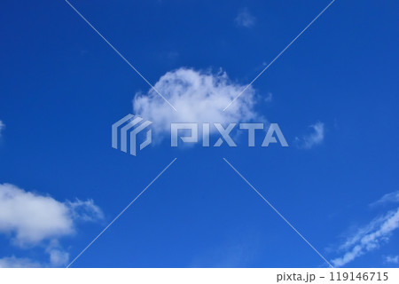 青空と白い雲、秋の雲 119146715