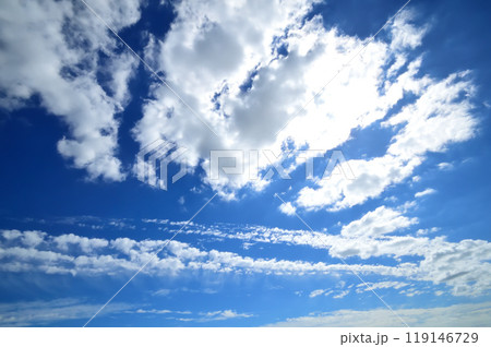 青空と白い雲、秋の雲 119146729