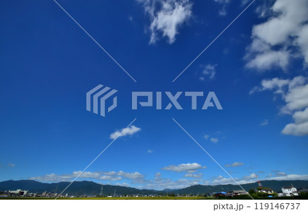青空と白い雲、秋の雲 青空と白い雲、秋の雲 119146737